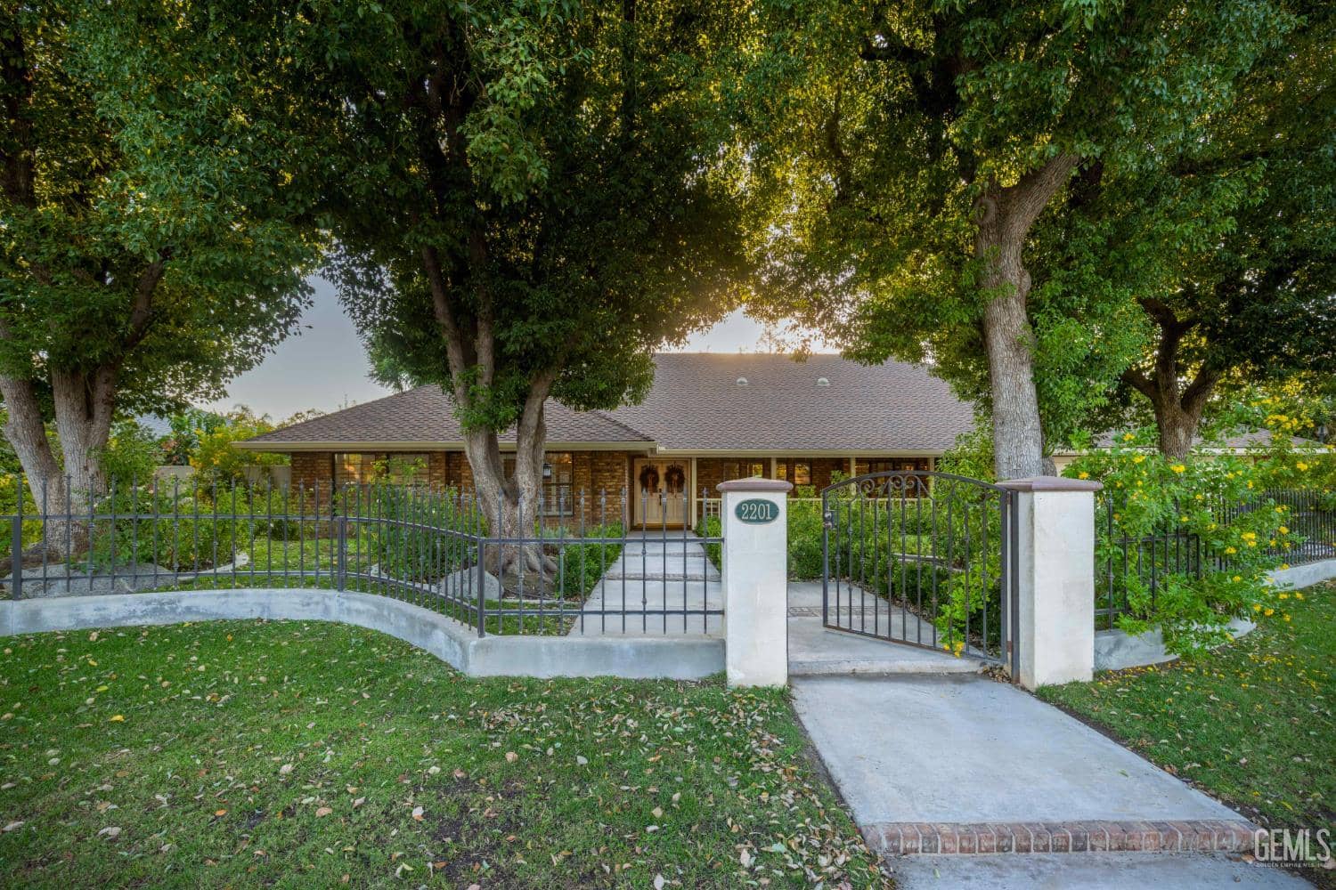 2201 Haggin Oaks Boulevard, Bakersfield, California, 93311